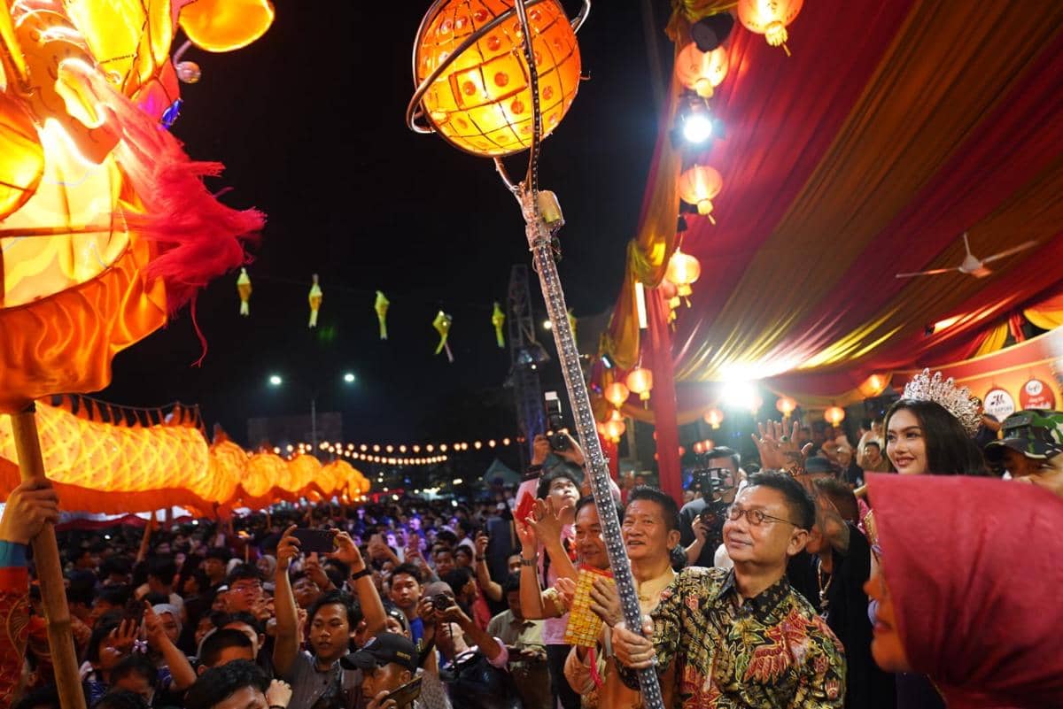 Wali Kota Pontianak, Edi Kamtono ikut memainkan naga.