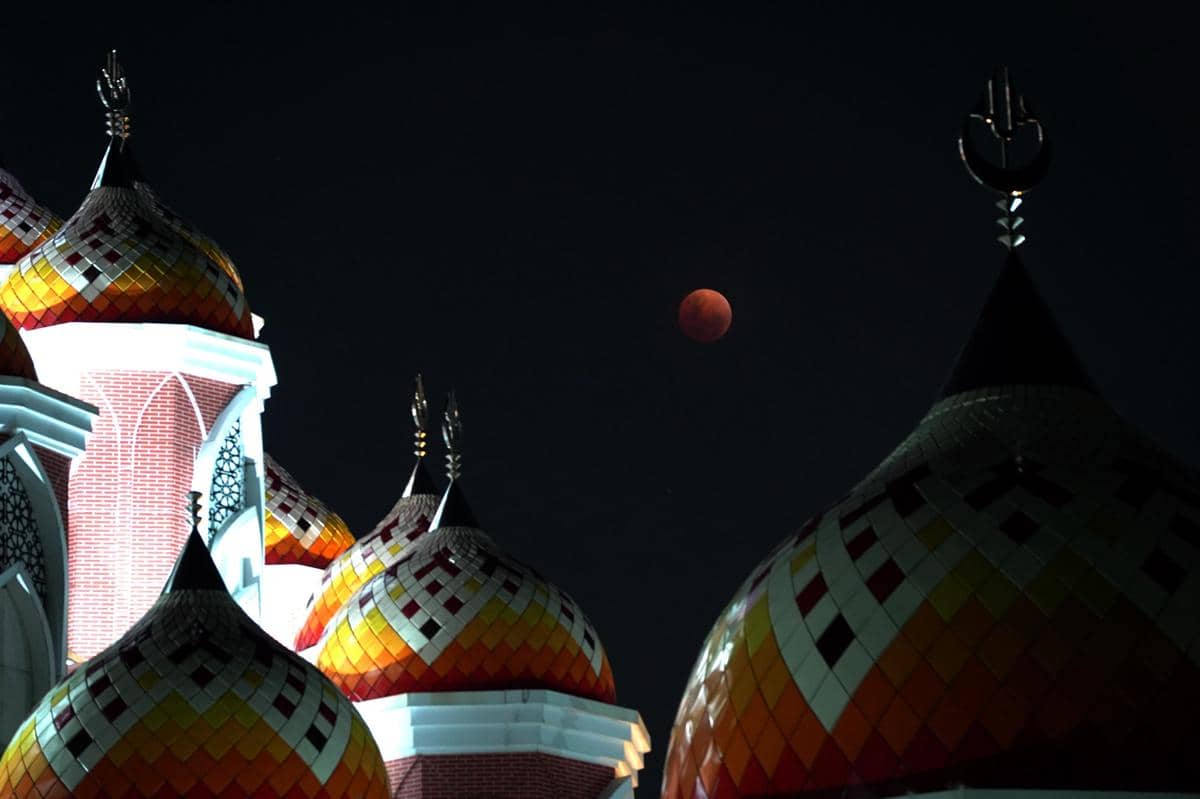 [FOTO] Momen Gerhana Bulan Hiasi Langit di Malam Ramadan