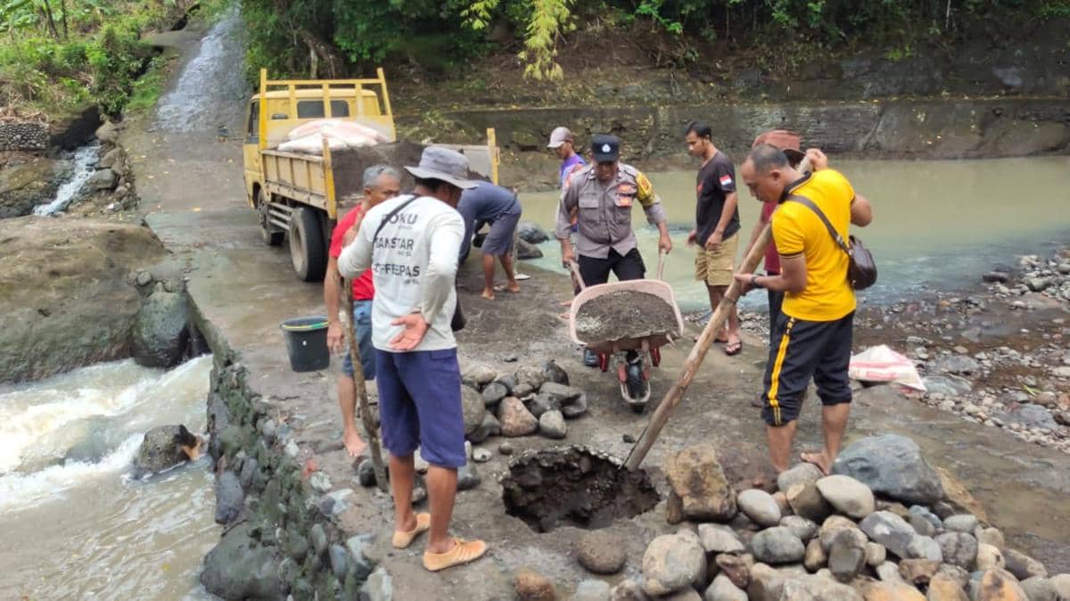 Tergerus Sungai, Warga Tabanan Perbaiki Jembatan Klecung Secara Swadaya