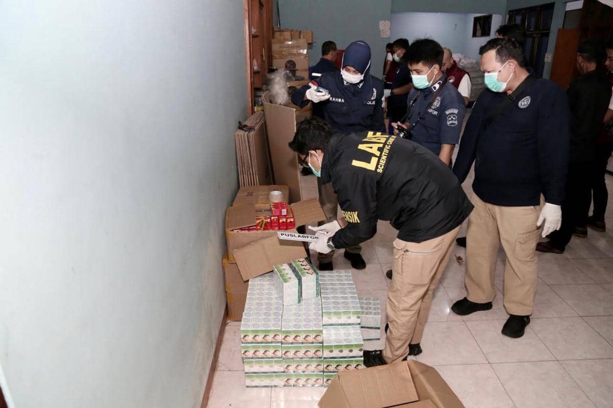 Subdit III Dittipidnarkoba Bareskrim Polri menggerebek rumah produksi atau home industry kosmetik ilegal merek LC Beauty di Harjamukti, Kota Cirebon, Jawa Barat pada Jumat, 27 Februari 2026. (Dok. Bareskrim)