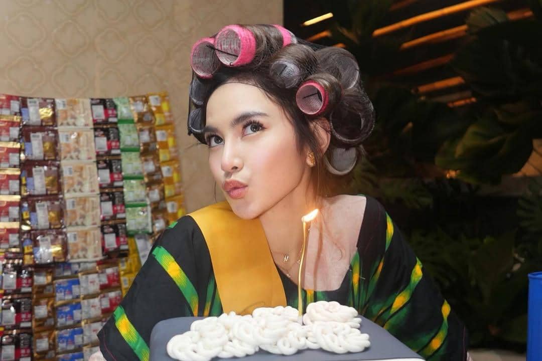 7 Potret Ulang Tahun ke-26 Mahalini, Cosplay Jadi Penjaga Warung