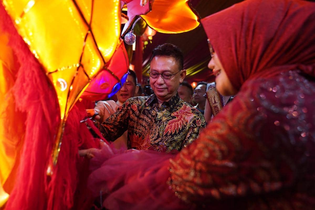 Wali Kota Pontianak memotong jenggot naga.