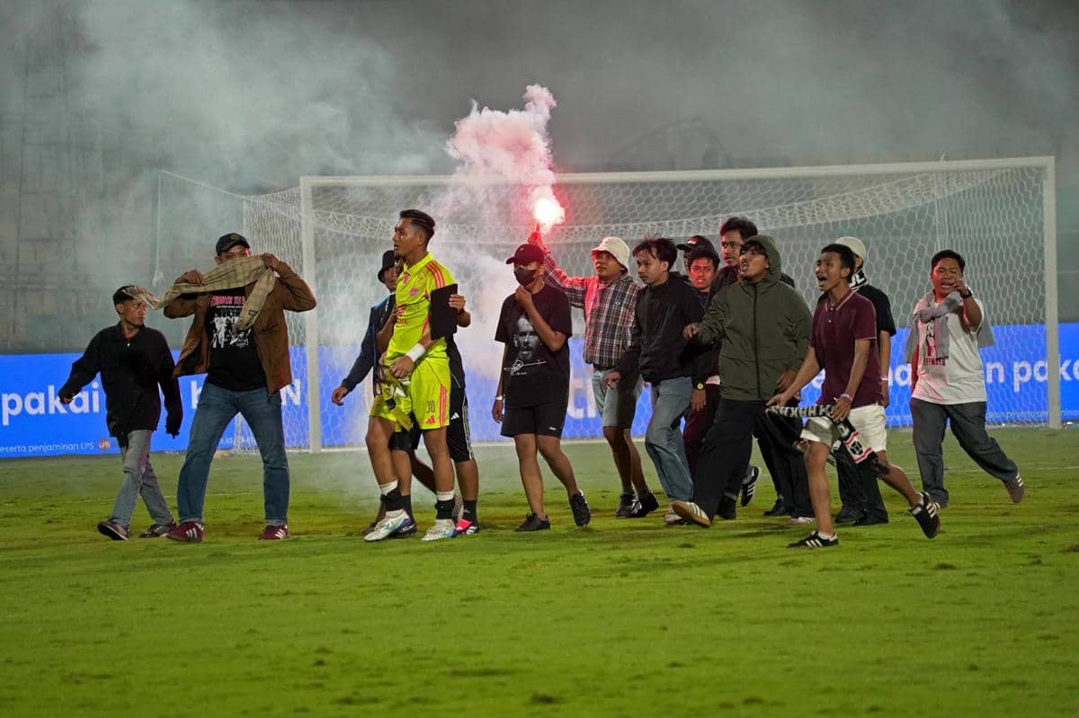 antarafoto-suporter-psm-makassar-masuk-lapangan-1772593218 (1).jpg