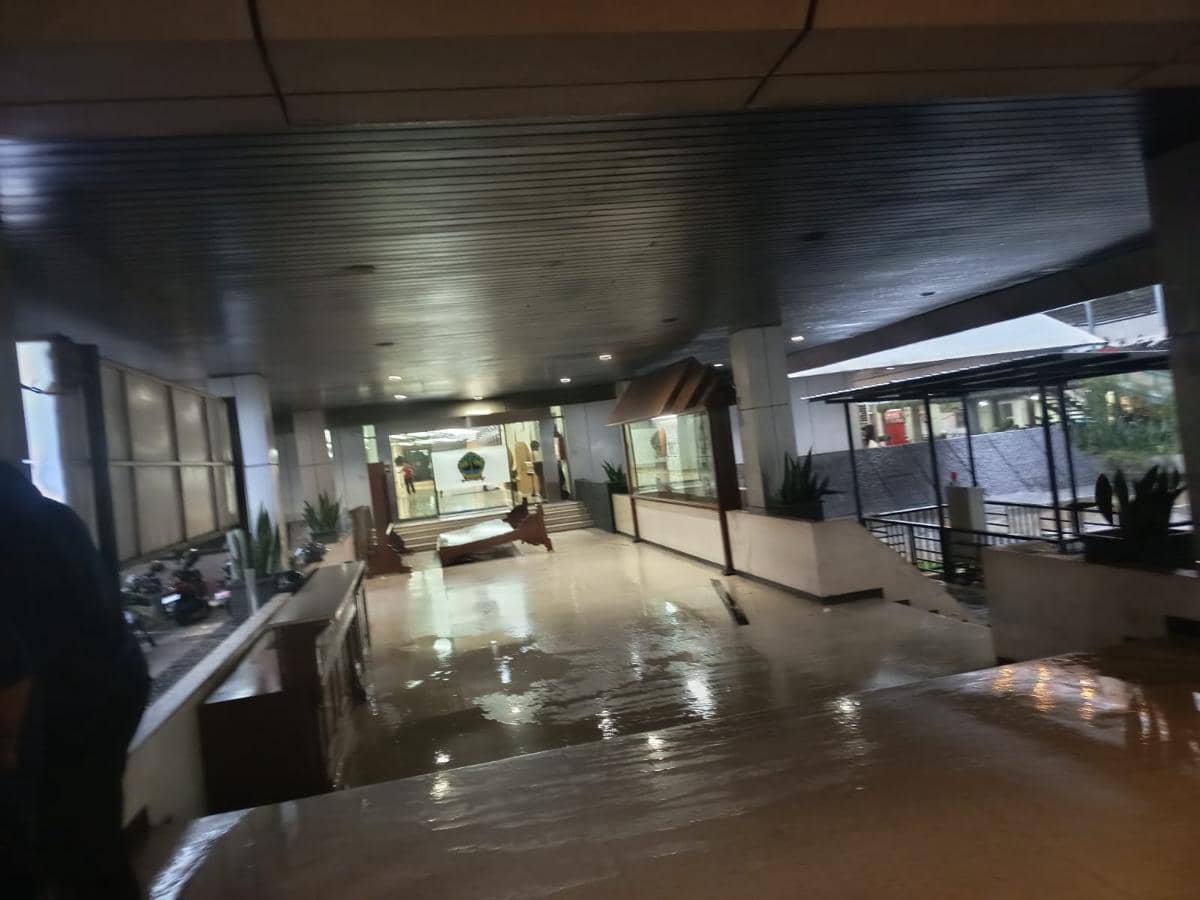 Dilanda Hujan Angin Kencang, Fasum Kantor Gubernur Jateng Ambruk