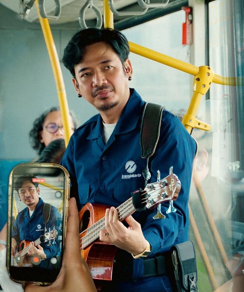 potret D’MASIV jadi petugas Transjakarta 