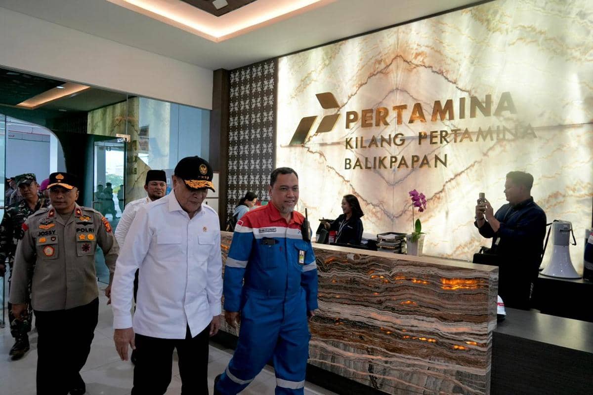 Kunjungi Kilang Pertamina Balikpapan, Menko Djamari Cek Produksi BBM