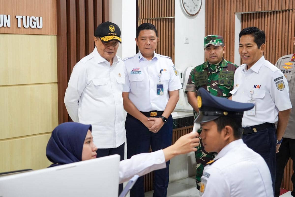 Menko Polkam Jenderal TNI (Purn) Djamari Chaniago memantau kesiapan Stasiun Yogyakarta jelang arus mudik Lebaran 2026.