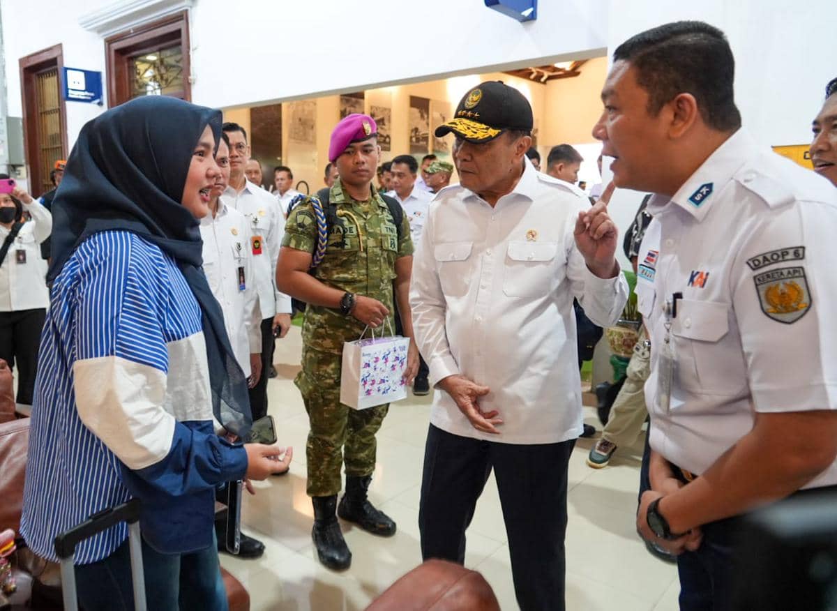 Menko Polkam Jenderal TNI (Purn) Djamari Chaniago memantau kesiapan Stasiun Yogyakarta jelang arus mudik Lebaran 2026.