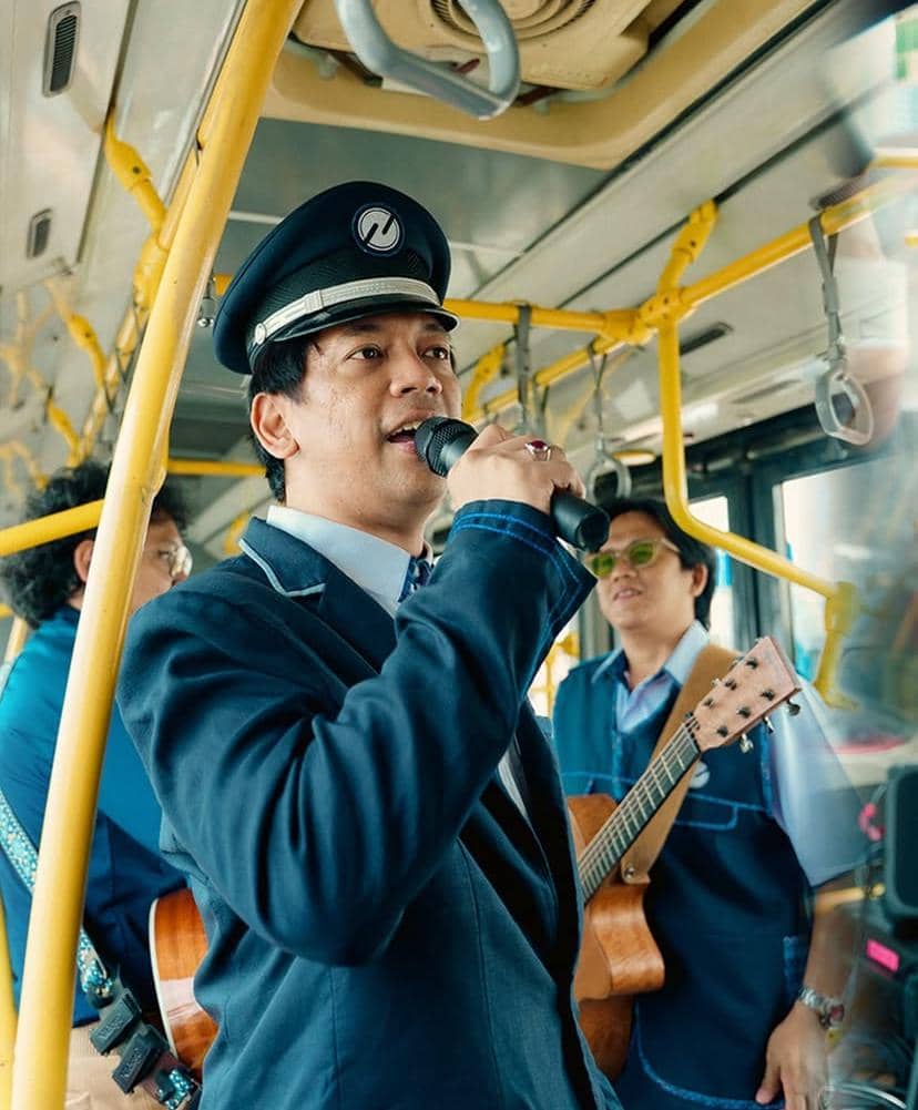 potret D’MASIV jadi petugas Transjakarta 