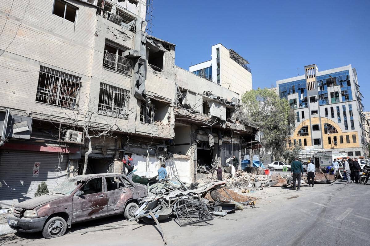 Bangunan-bangunan yang rusak akibat serangan udara di pusat kota Teheran, Iran pada 4 Maret 2026. (Photo by - / AFP)