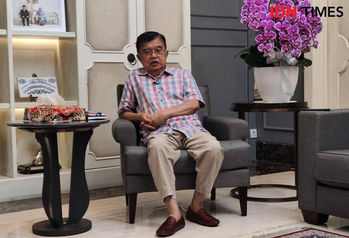 Wakil Presiden ke-10 dan 12 RI, Jusuf Kalla (JK) dalam acara Ngobrol Seru by Pemimpin Redaksi IDN Times, Uni Lubis di rumah pribadi JK, Kebayoran Baru, Jakarta Selatan, Rabu (4/3/2026).