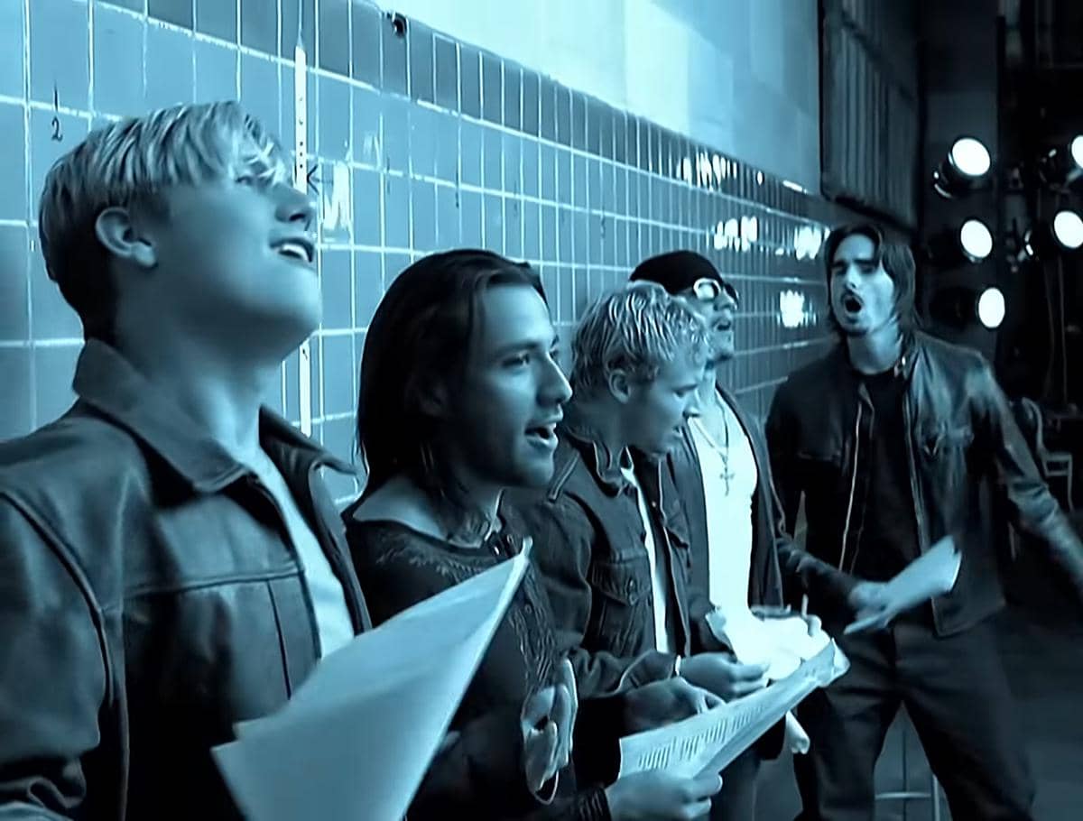 Backstreet Boys dalam MV Shape of My Heart