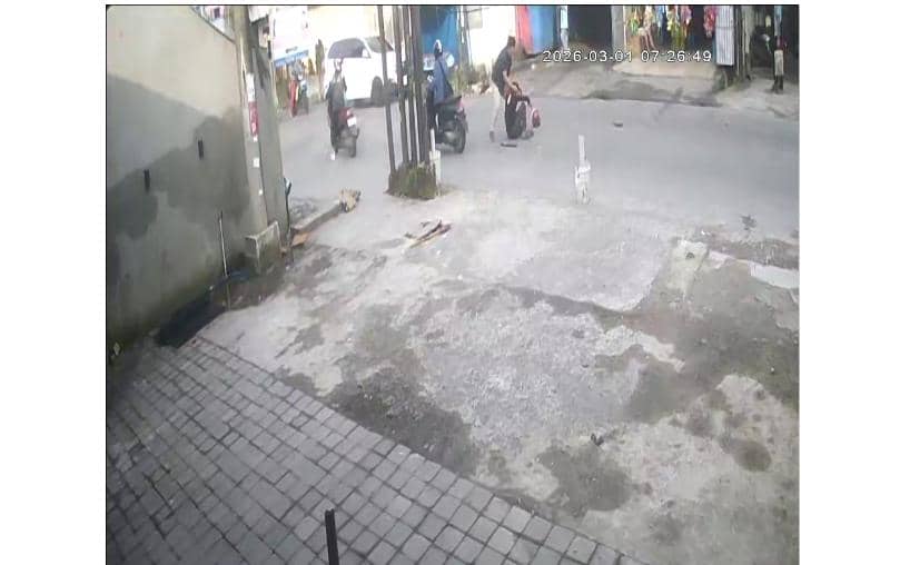 Cuplikan rekaman CCTV pemuda di Makassar yang tewas usai terkena tembakan polisi. (Dok. IDN Times)