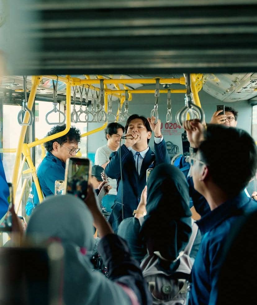 potret D’MASIV jadi petugas Transjakarta 