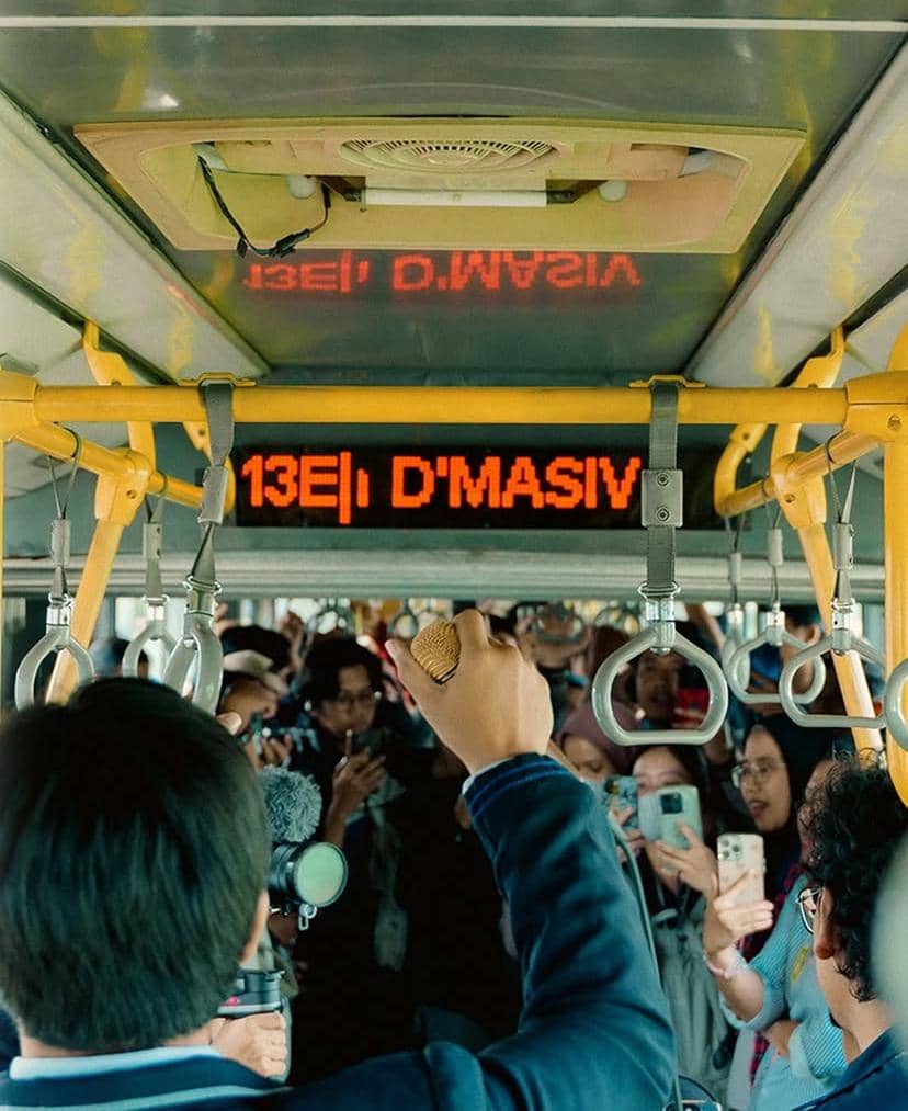 potret D’MASIV jadi petugas Transjakarta 