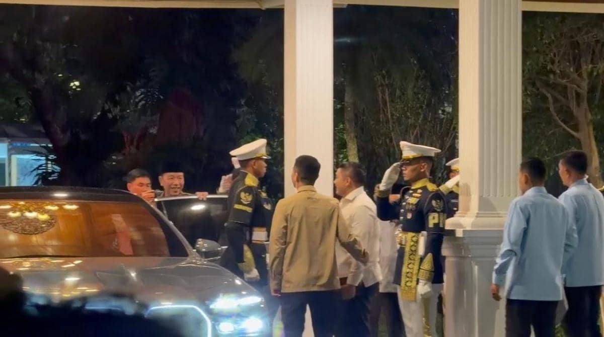 Jokowi dan Gibran Pulang Bareng Usai Pertemuan 3,5 Jam dengan Prabowo