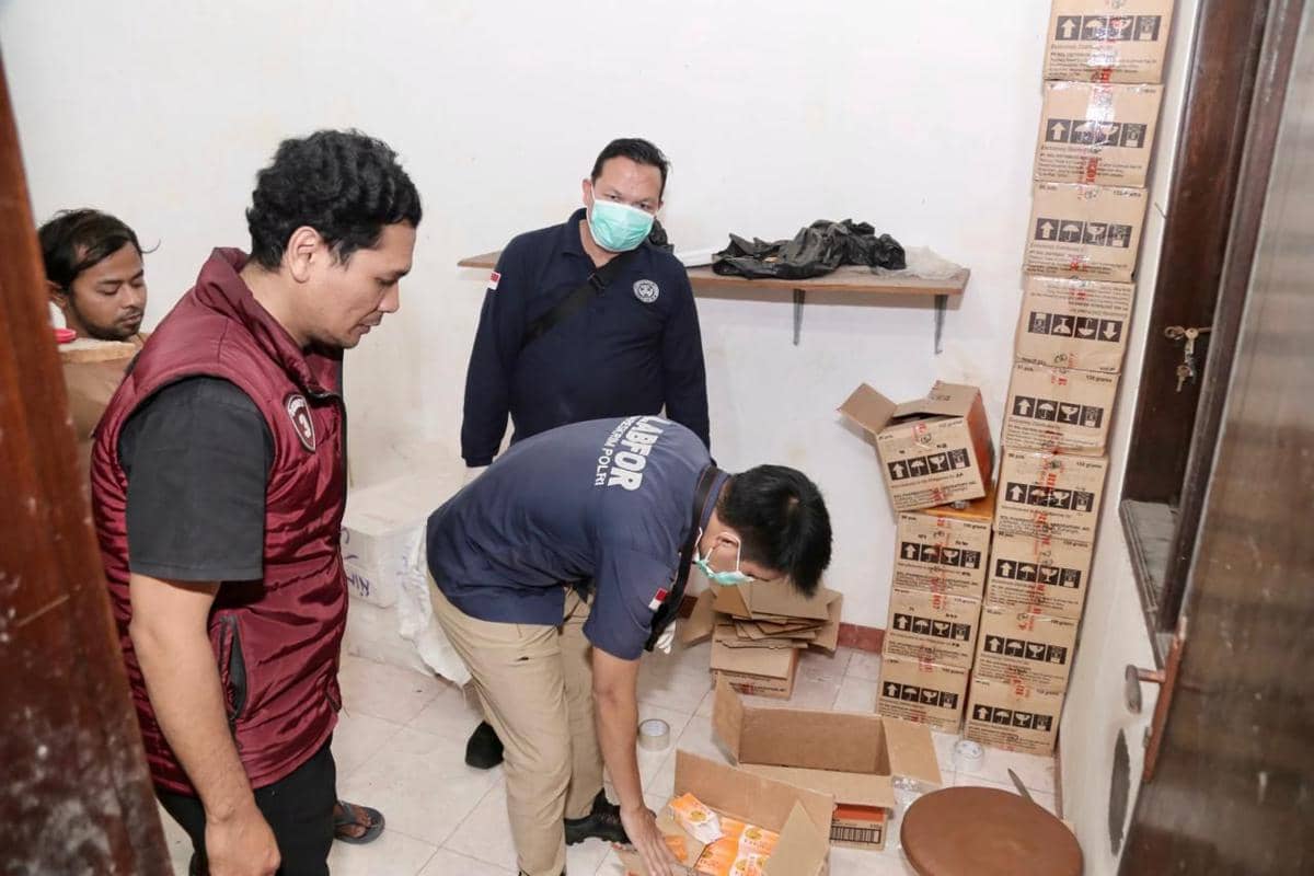 Subdit III Dittipidnarkoba Bareskrim Polri menggerebek rumah produksi atau home industry kosmetik ilegal merek LC Beauty di Harjamukti, Kota Cirebon, Jawa Barat pada Jumat, 27 Februari 2026. (Dok. Bareskrim)