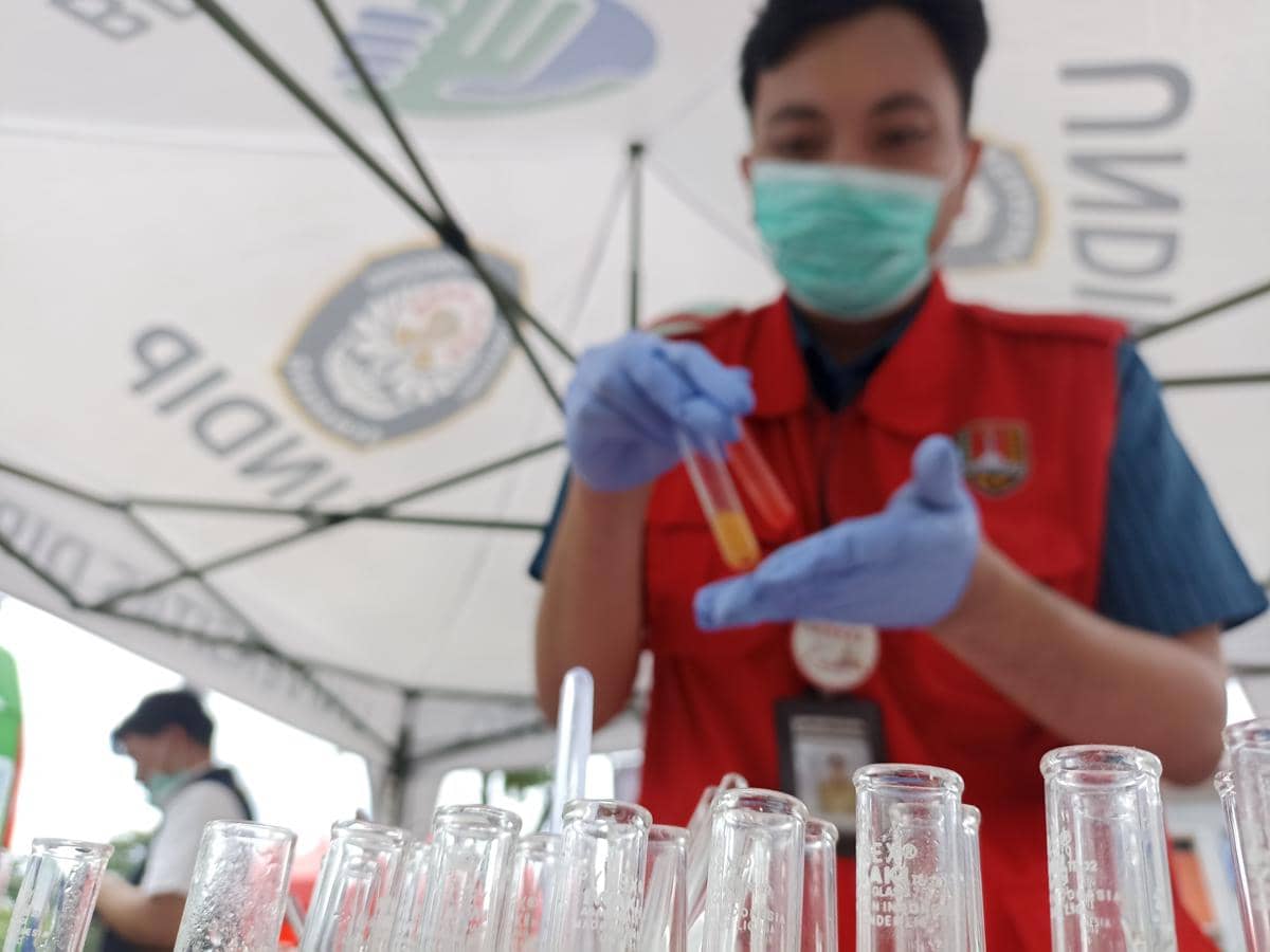 Seorang petugas BPOM Semarang memeriksa sampel bahan makanan yang dikumpulkan di lokasi takjil Muladi Dome Undip Semarang.(IDN Times/Fariz Fardianto)