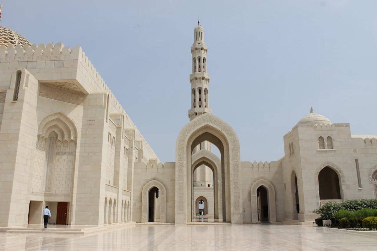Potret Masjid Agung Sultan Qaboos di Muskat, Oman
