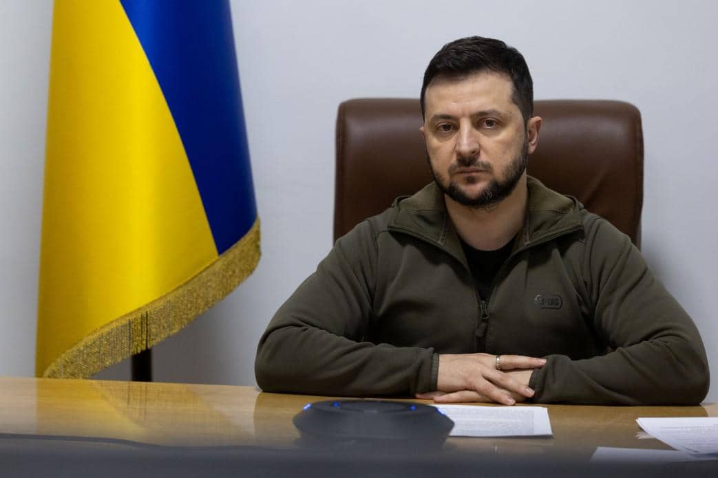 Volodymyr Zelenskyy sedang berada di kantornya.