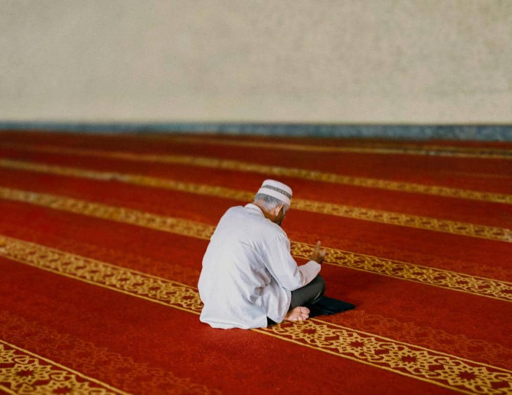 ilustrasi seorang pria sedang melakukan itikaf 
