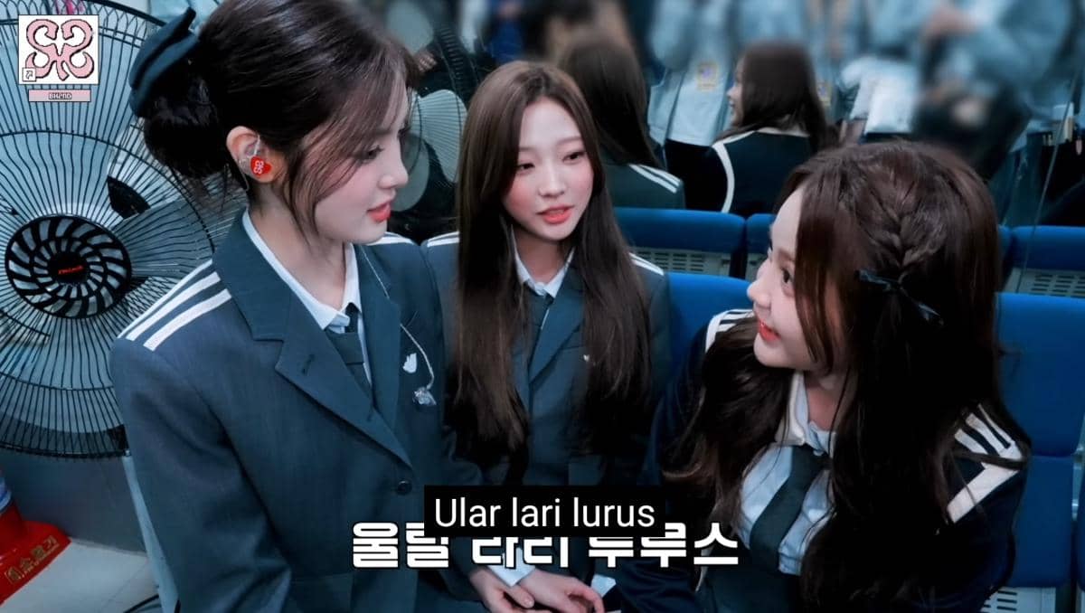 Carmen memperkenalkan tongue twister ala Indonesia pada Yuha dan Stella kemudian menantang mereka untuk mencoba mengucapkannya