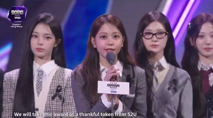 Carmen speech dalam bahasa Indonesia saat pidato kemenangan untuk salah satu penghargaan di acara MAMA Awards 2025