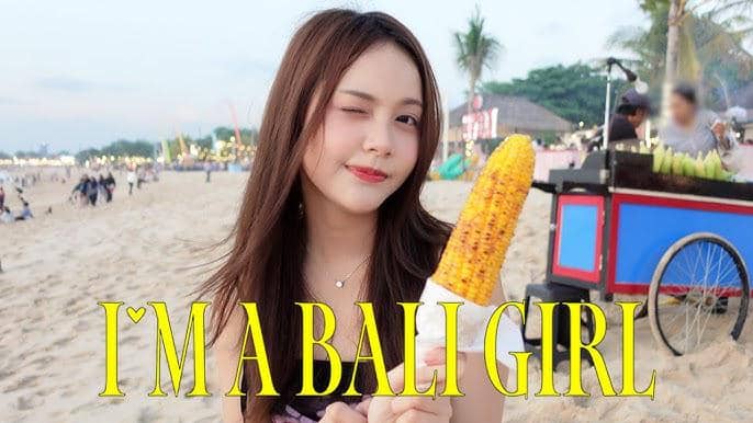 thumbnail vlog Carmen yang memperlihatkan aktivitas liburannya serta beragam makanan dan camilan khas Indonesia