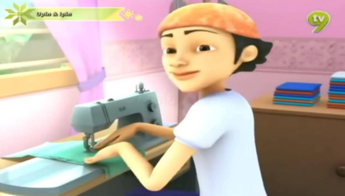 Abang Salleh sedang menjahit baju raya