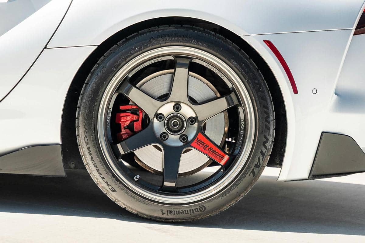 4 Tips Berkendara Aman Saat Tekanan Angin Ban Mobil Kurang