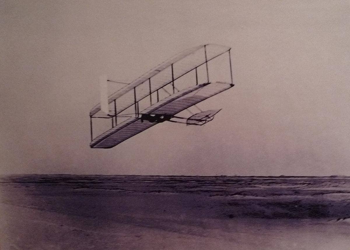 potret Wilbur Wright sedang menerbangkan pesawat glider