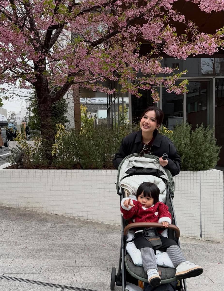 Anggi Marito dan suami liburan di Jepang 