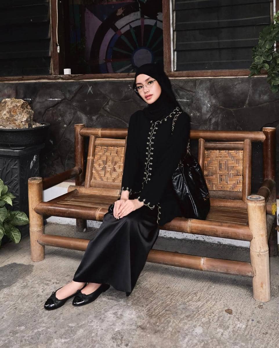 Outfit Serba Hitam ala Sashfir