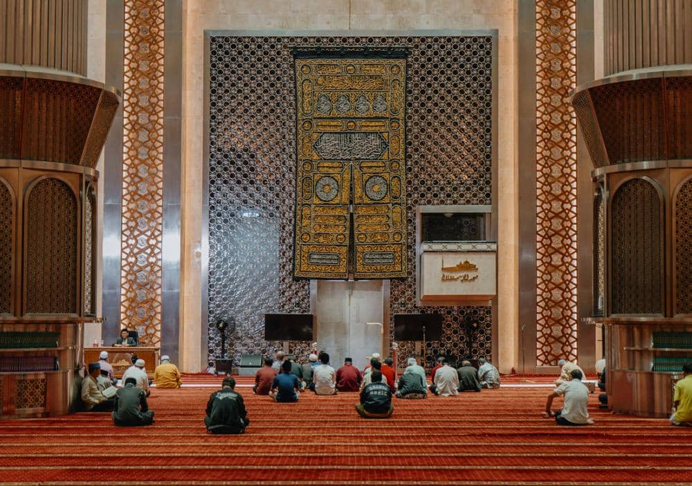 ilustrasi jamaah di Masjid Istiqlal