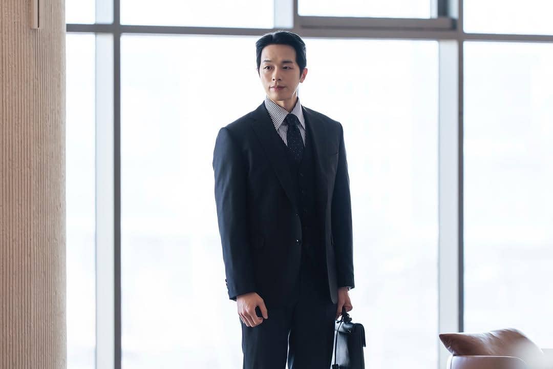 Potret aktor Kwon Hyuk sebagai Yeon Tae Suk di drakor In Your Radiant Season