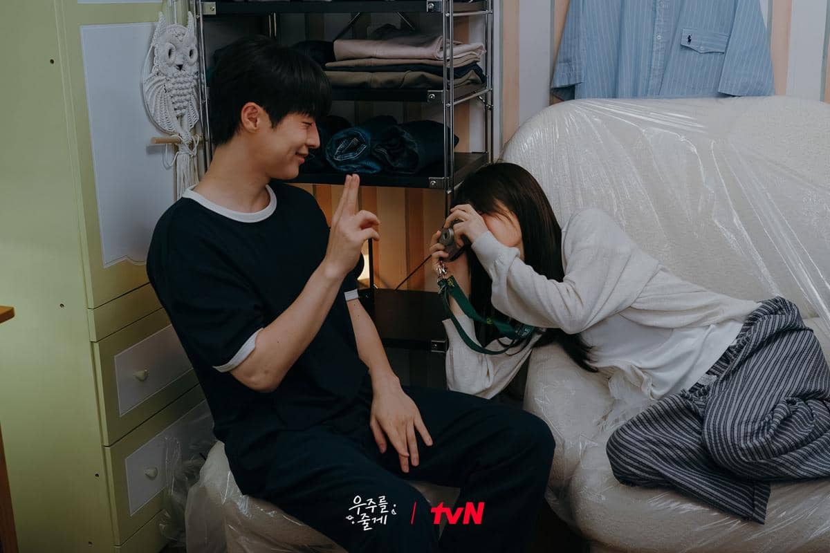 Bae In Hyuk dan Roh Jeong Eui di Our Universe