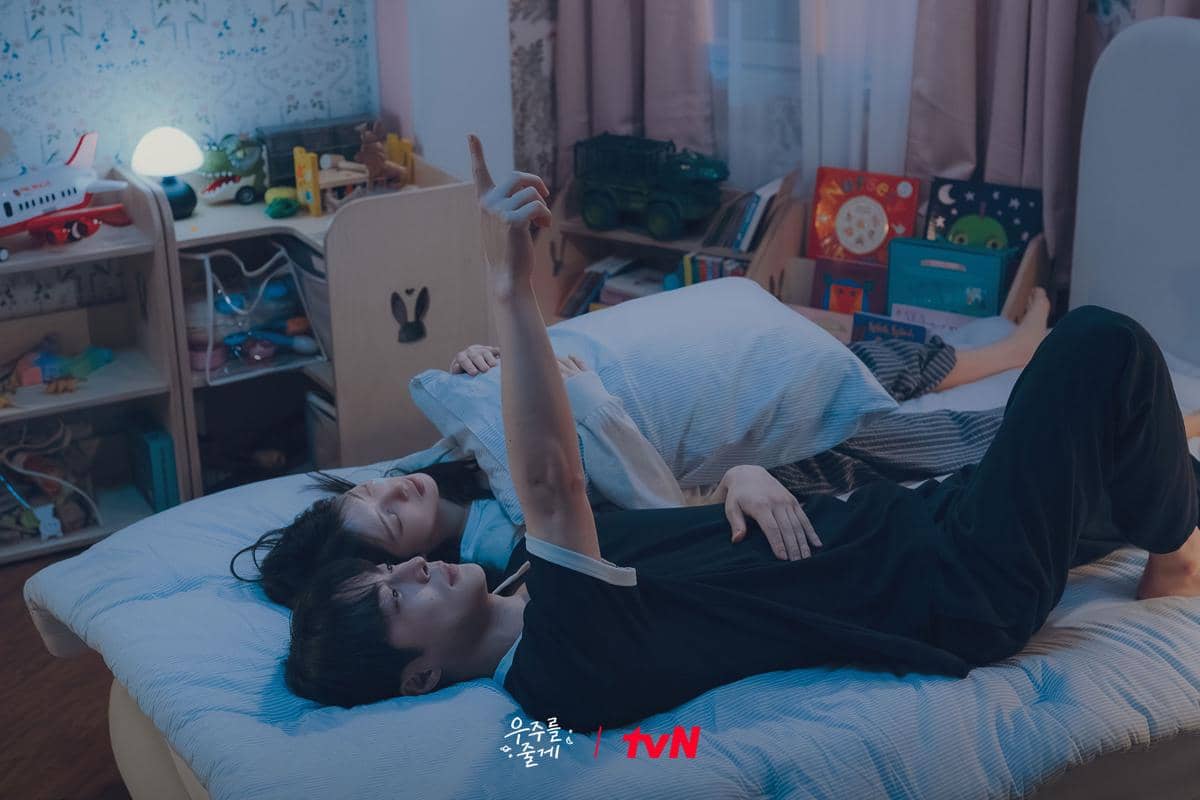 Roh Jeong Eui dan Bae In Hyuk di Our Universe