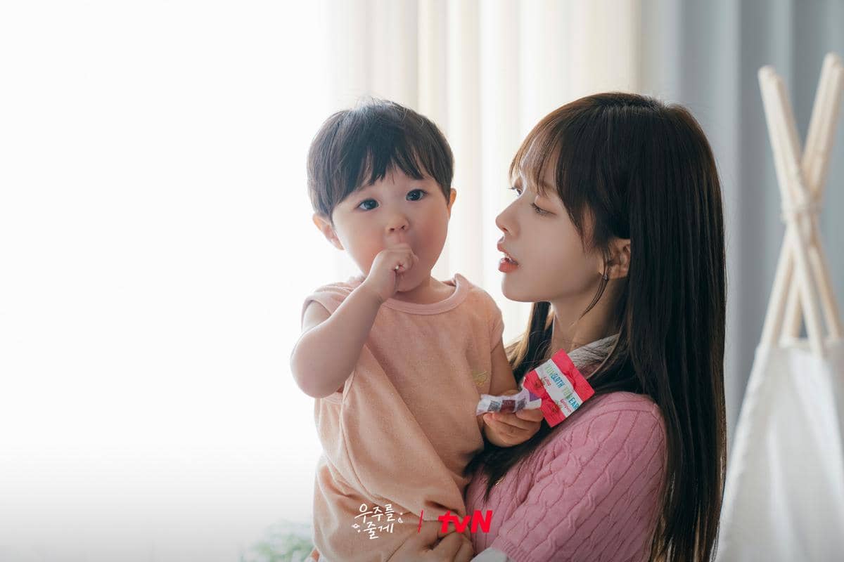 Park Yoo Ho dan Roh Jeong Eui di Our Universe