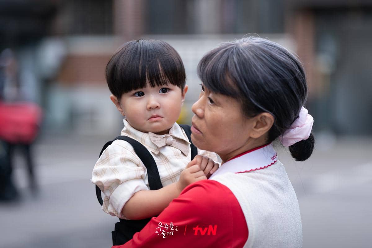 7 Bantuan Warga Vila Yooseong untuk Mengasuh Woo Joo di Our Universe