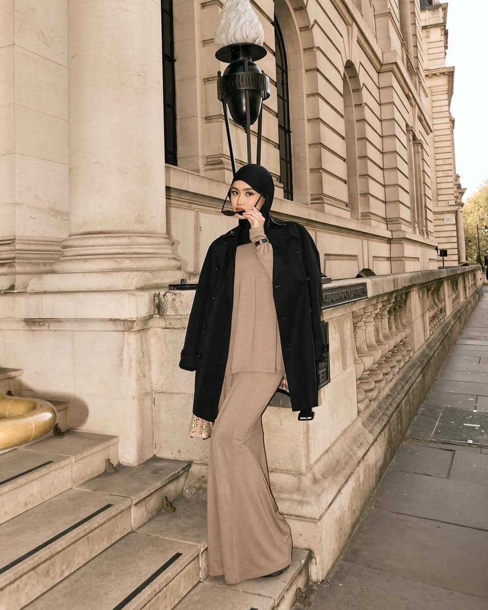 Outfit Serba Hitam ala Sashfir