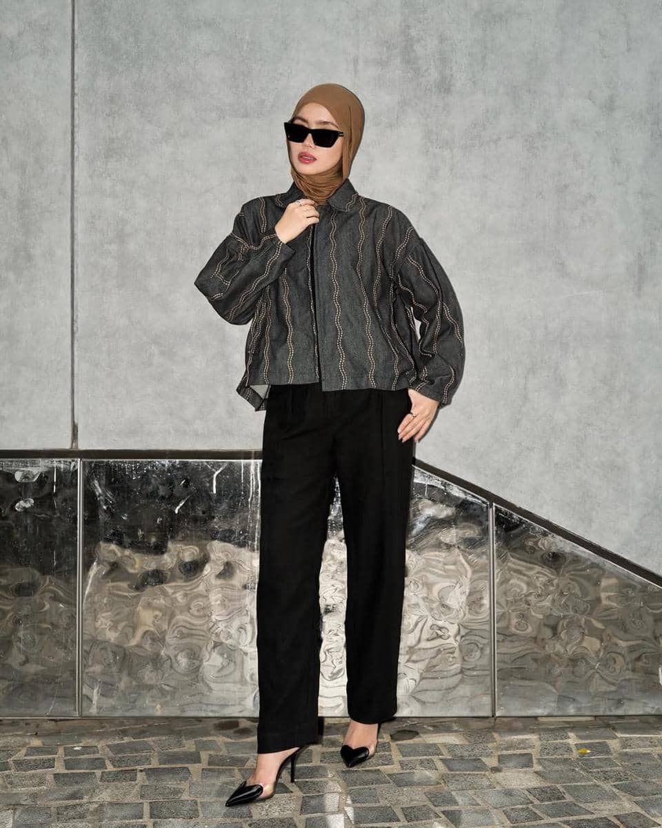 Outfit Serba Hitam ala Sashfir