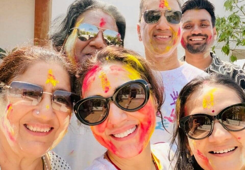 8 Potret Preity Zinta Pulang Kampung ke India untuk Merayakan Holi