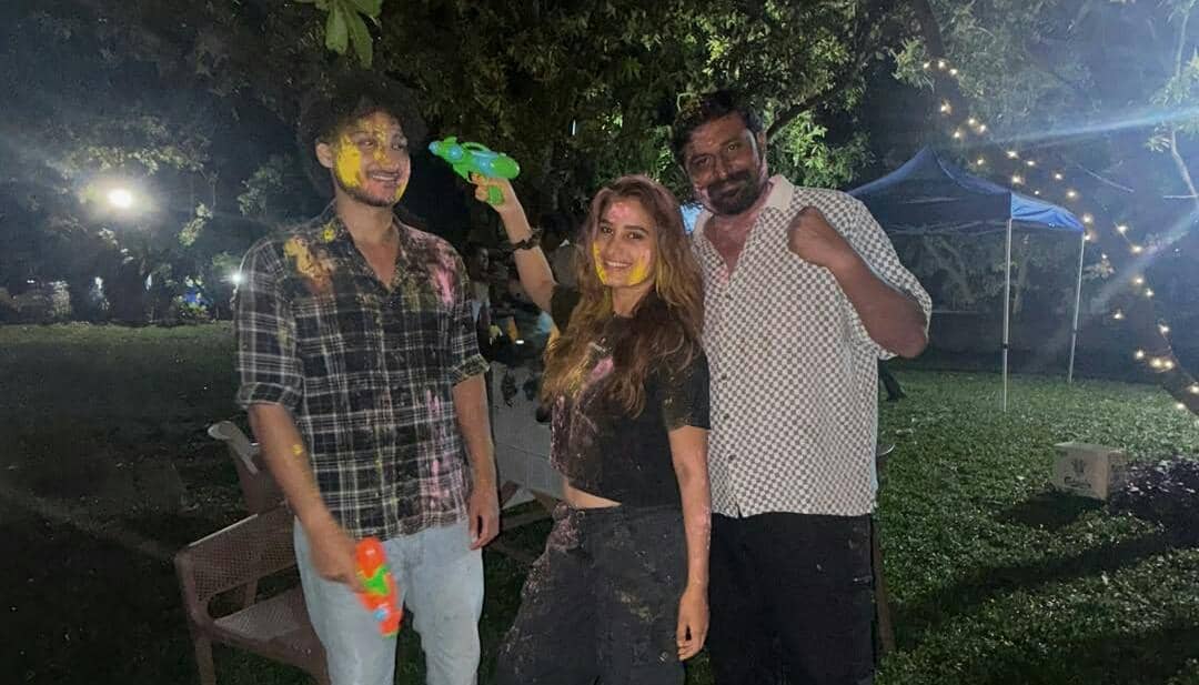 9 Potret Artis India Rasha Thadani Rayakan Holi di Lokasi Syuting