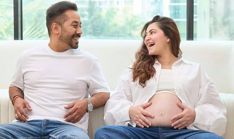 10 Potret Shivaleeka Oberoi Pamer Baby Bump Anak Pertama, Stunning Pol