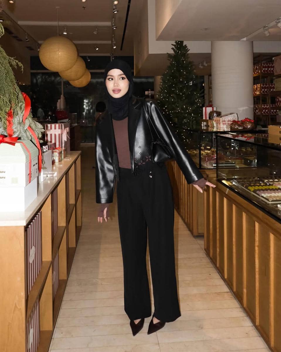 Outfit Serba Hitam ala Sashfir