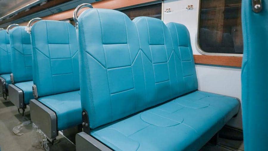 tampiilan interior kereta ekonomi kerakyatan