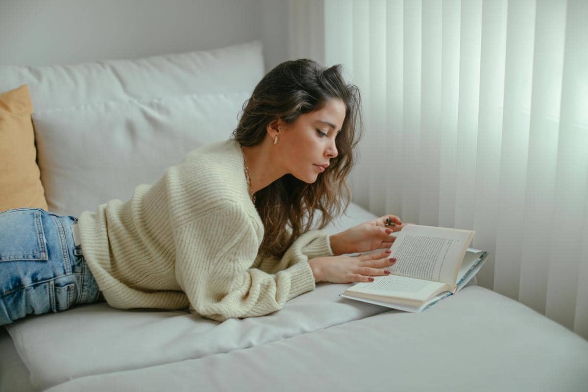 ilustrasi membaca buku 