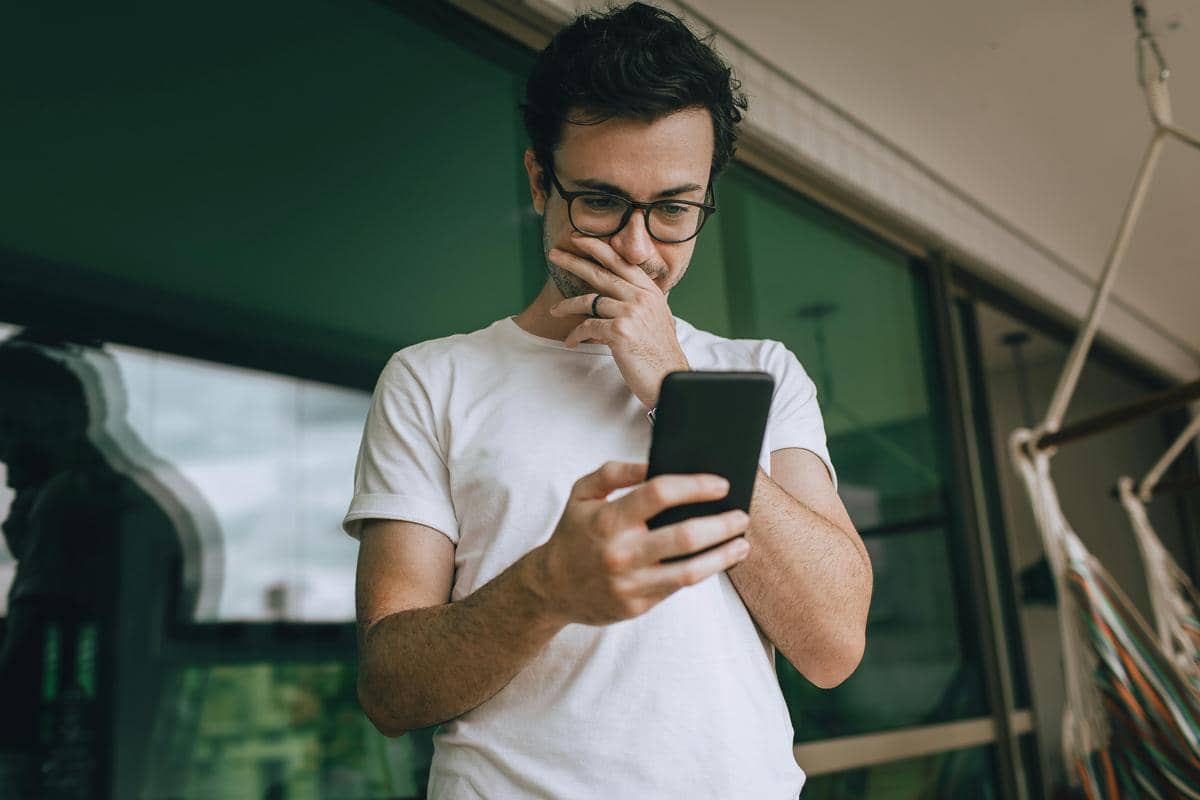 ilustrasi membaca pesan 