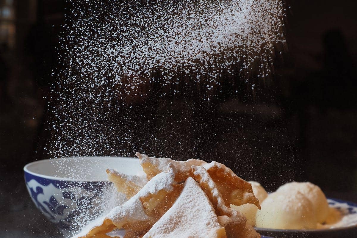 Gula ditaburkan di atas kue