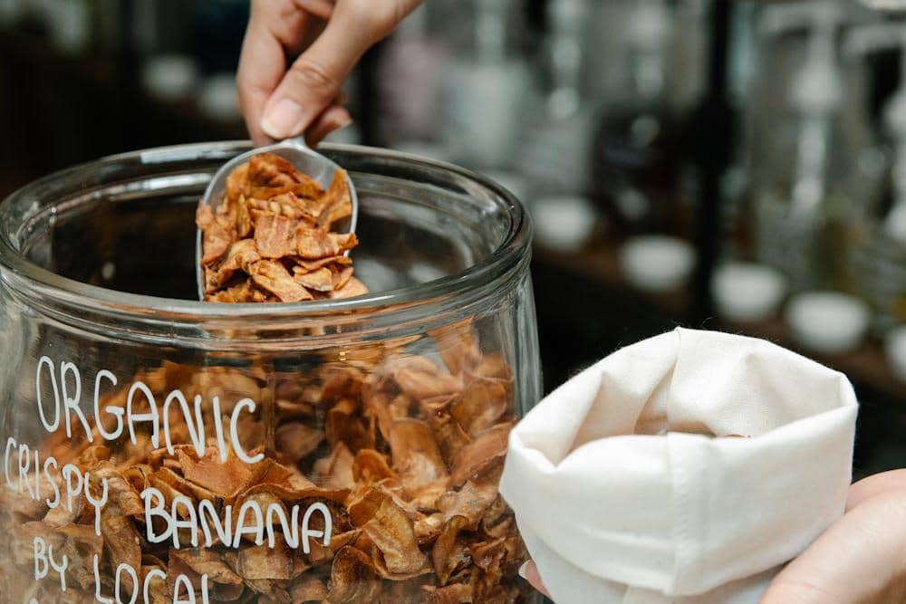 ilustrasi memindahkan keripik ke dalam plastik